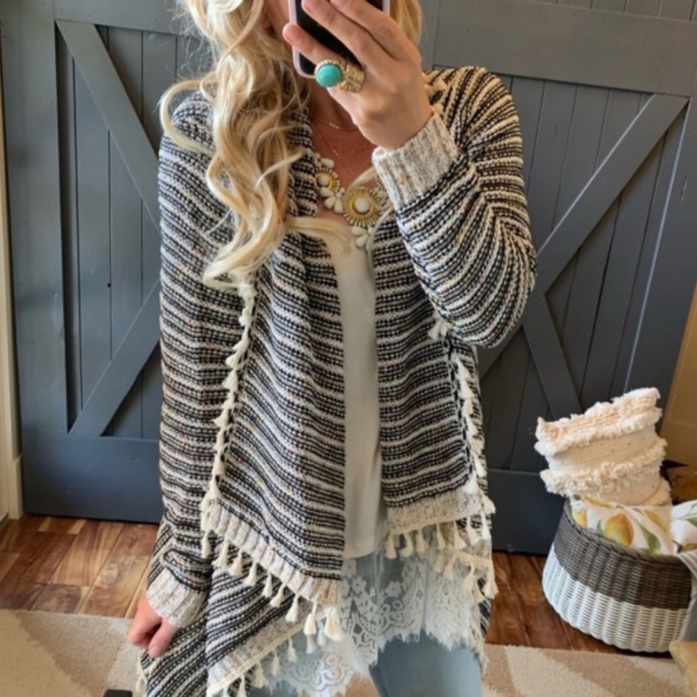 🥂🎉 HOST PICK FRINGE BLANKET SWEATER🥂🎉 - Picture 2 of 2